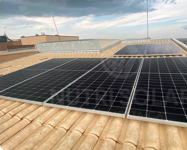 Seis painéis solares sobre telhado de cerâmica de uma residência