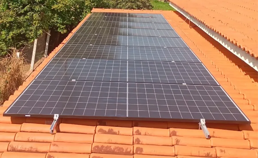 Painéis solares recém-instalados sobre telhado de cerâmica