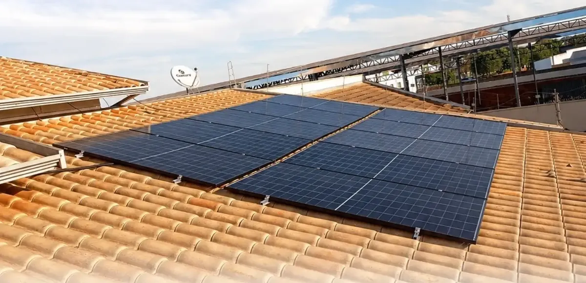 Painéis solares sobre o telhado de uma residência